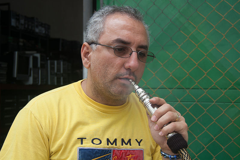 File:Hombre arabe fumando Narguilé.jpg