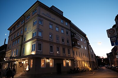 Hotel Krone mit Blick in die Uhlandstraße (2018).jpg