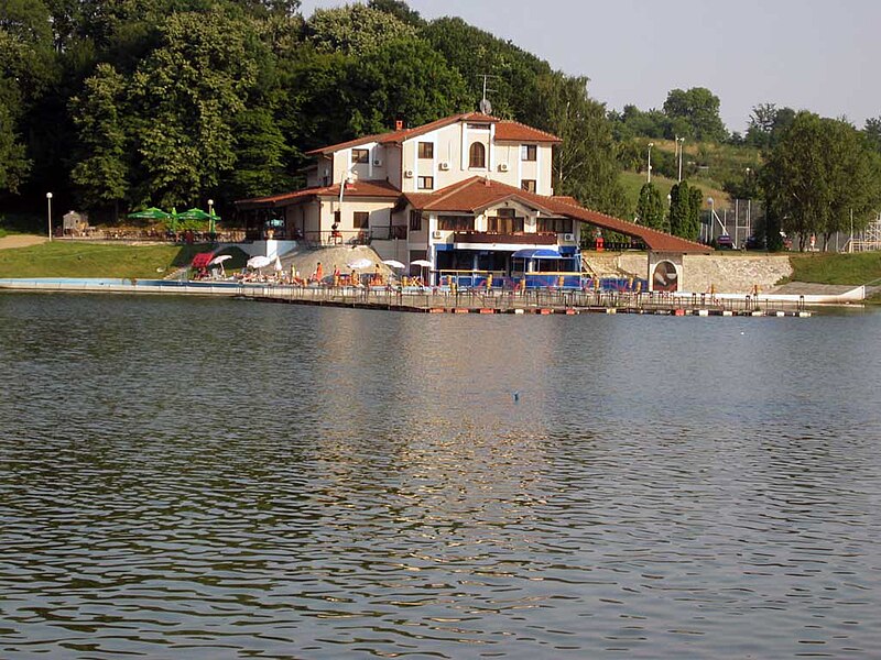 File:Hotel jezero kudreč.jpg