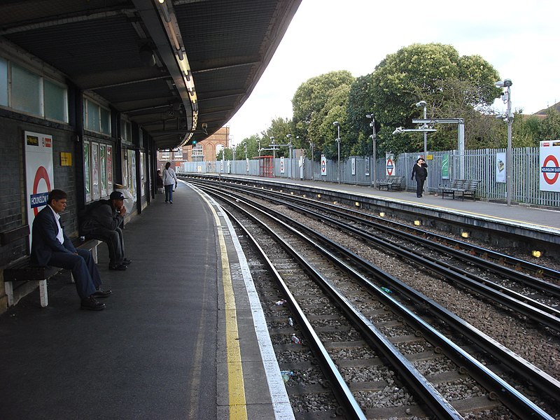 File:Hounslow East tube station 6.jpg