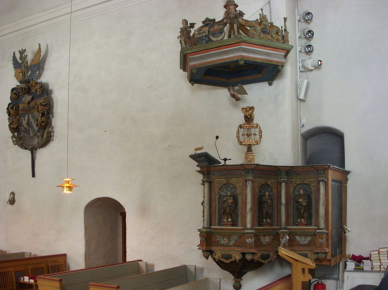 File:Huddinge kyrka 2013b.jpg