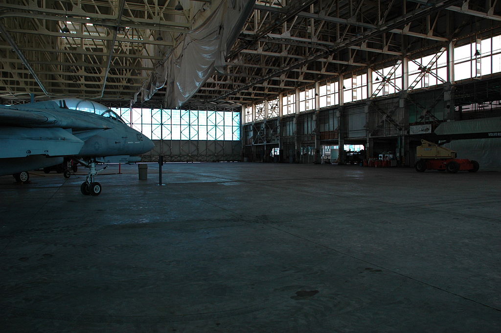 File:Hangar S crew quarters.jpg - Wikimedia Commons