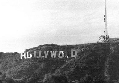 Le panneau Hollywood en 1978 dans un état dégradé, avant sa rénovation.