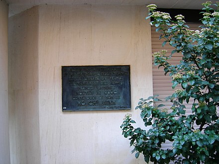 A plaque in Compoint Lane [fr], District 17, Paris indicates where Hồ Chí Minh lived from 1921 to 1923