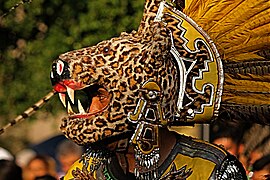 Mexický tanečník s maskou jaguára, který má významné místo v mytologii Mayů