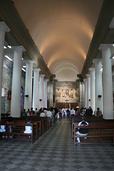 File:Intérieur-Église-Saint-Benoît-Réunion.JPG