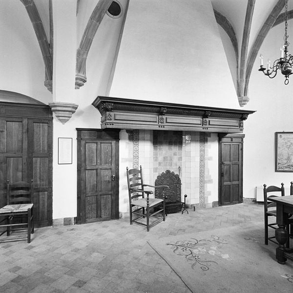 File:Interieur consistoriekamer, aanzicht schouw - Breda - 20362305 - RCE.jpg