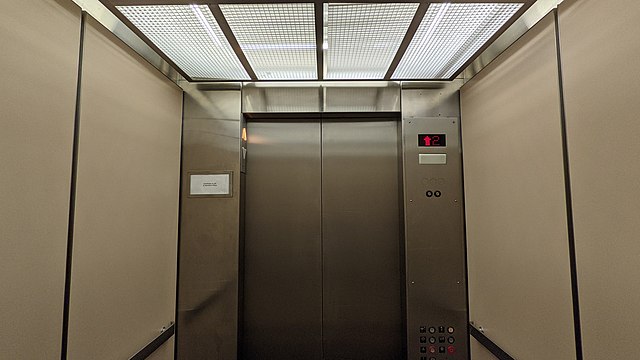 640px-Interior_of_a_vintage_Montgomery_elevator_with_a_modified_controller.jpg