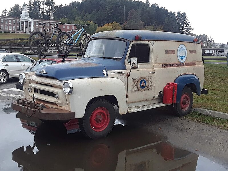 File:International S-120 rescue truck Lyndon Center VT October 2019.jpg