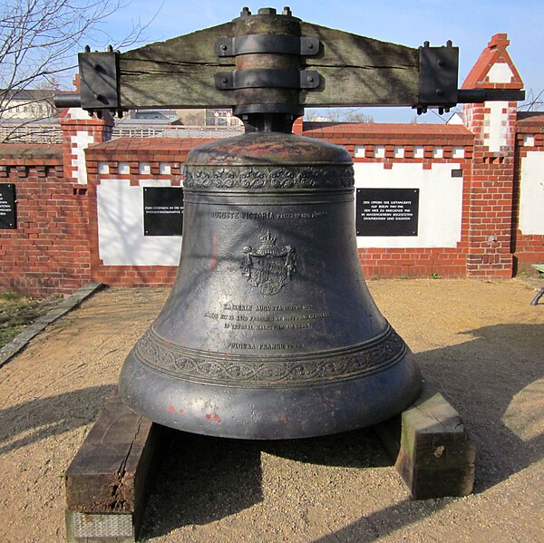 File:Invalidenfriedhof, Glocke Gnadenkirche.jpg