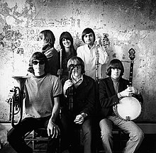 Jefferson Airplane photographed by Herb Greene at The Matrix club, San Francisco, in 1966. Top row from left: Jack Casady, Grace Slick, Marty Balin; bottom row from left: Jorma Kaukonen, پال کانتنر, Spencer Dryden. A cropped version was used for the front cover of Surrealistic Pillow.