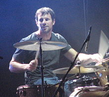 Coghill se apresentando com Powderfinger na turnê Across the Great Divide em 8 de setembro de 2007.