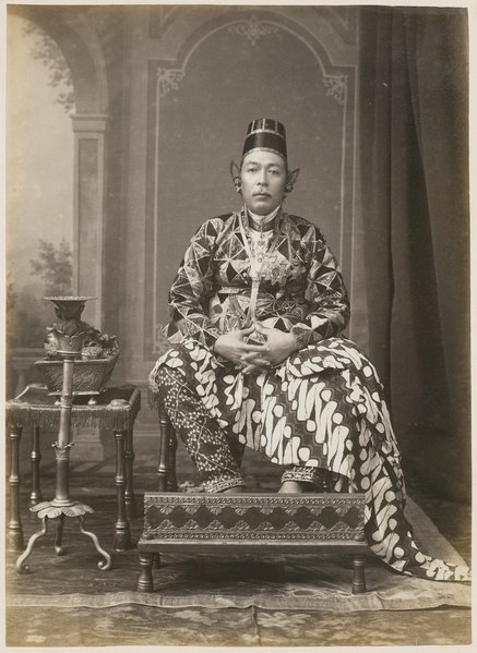 File:KITLV 10002 - Kassian Céphas - Hamengkoe Buwono VII sultan of Yogyakarta, in court dress - Around 1885.tif