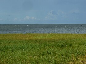 Vista do nariz de Kakralaiule Sääre.Kakralaid é a mancha branca no horizonte.