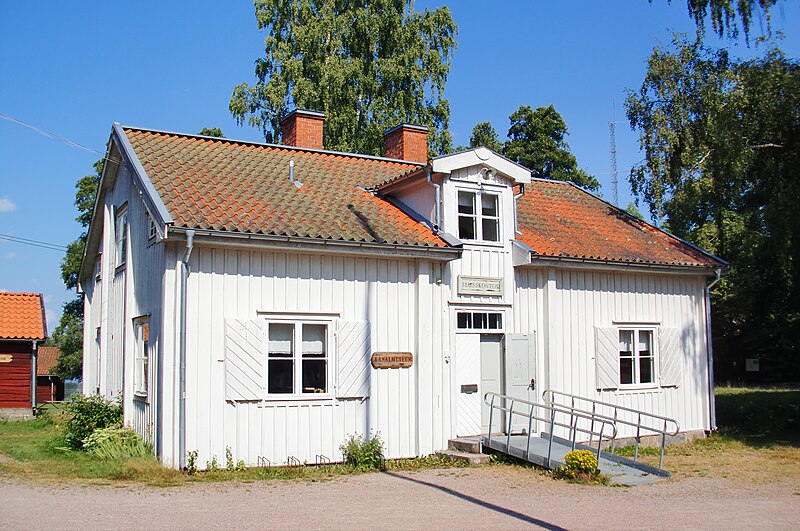 File:Kanalmuseum och slusskontor.jpg