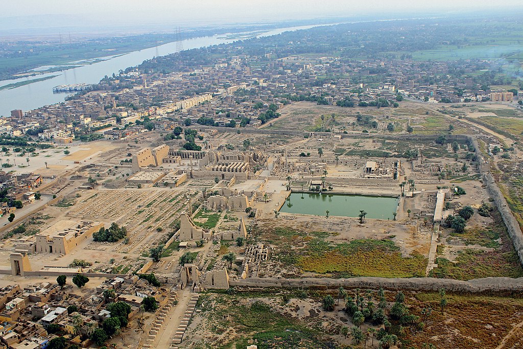 Blick auf die Tempel von Karnak. Links unten die Sphingen-Allee (Dromos), die zum Tempel von Luxor führt. (UNESCO-Weltkulturerbe in Ägypten)