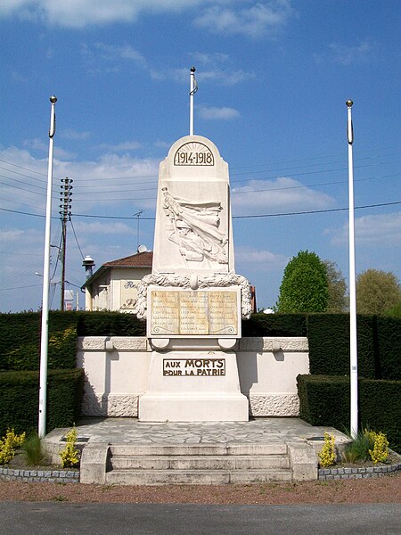 File:La Chapelle-en-Serval (60), monument aux morts de 1920.jpg