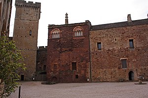 Le donjon (5), les logis médiévaux (6)