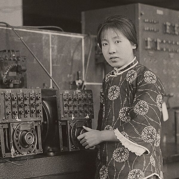 File:Li Fu Lee at the Massachusetts Institute of Technology's radio experiment station, 1925 (MIT Museum) - Restoration (square crop).jpg