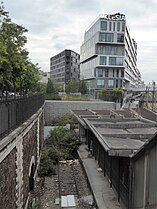 La rue Severiano-de-Heredia est derrière le mur coupant la voie dans la gare de pont Cardinet.