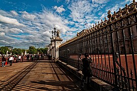 London - Spur Road - Constitution Hill - Panorama view on Canada Gate 1911 by the Bromsgrove Guild (Arts & Crafts), Victoria Memorial 1911 by Sir Thomas Brock & Buckingham Palace Fence & Gate 1911 Sir Aston Webb 04.jpg