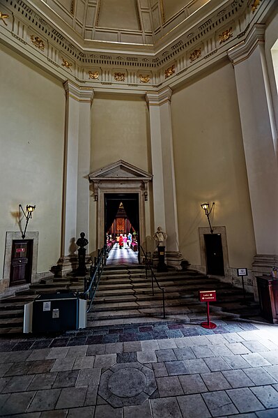 File:London - The Octagon - Royal Hospital Chelsea 1681-92 by Sir Christopher Wren - Entrance Hall between Chapel & Great Hall 01.jpg