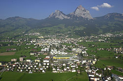 Schwyz sijaitsee Mythenvuorten länsirinteellä.