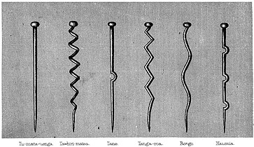 Six esprits majeurs représentés par bâtons en bois.