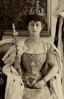 Matild királyné a koronázása után teljes uralkodói díszben 1906-ban