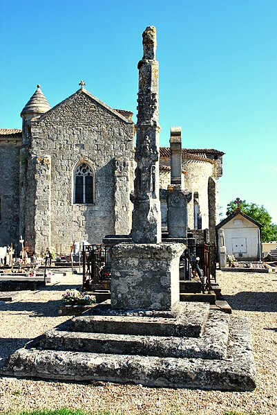 File:Mauriac église St Saturnin Croix de cimetière b.JPG