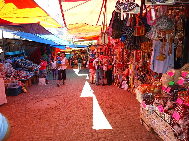 File:Mercado de artesanías de Chalma 1.JPG