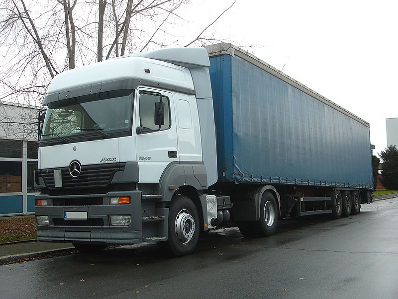 Mercedes-Benz Axor camion 800px-Mercedes-Axor-1843LH-Gardinenplanensattelzug