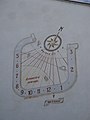 Un interessante e insolito orologio solare indicante l'ora solare e quella legale ad Alessandria, via Giovanni Aliora