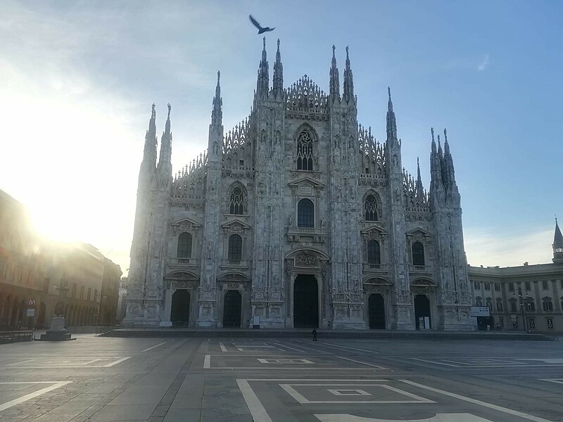 File:Milano - Duomo di Milano di prima mattina.jpg