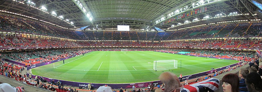 Imaxe panorámica del Millennium Stadium col techu zarráu nun partíu de fútbol de los Xuegos Olímpicos de Londres 2012.