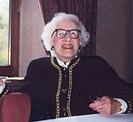 Millvina Dean signant des autographes lors d'une convention Titanic à Southampton en 1999.