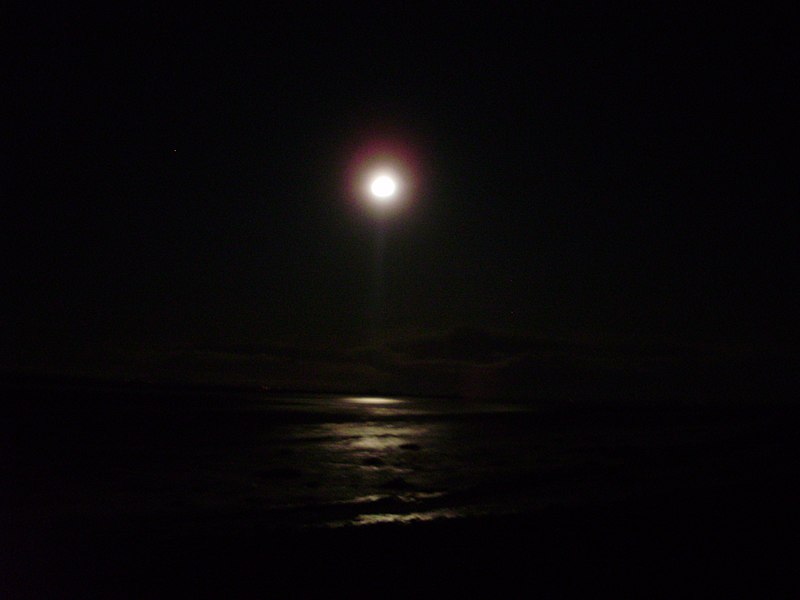 File:Moon over the solway - panoramio - fayecraven.jpg