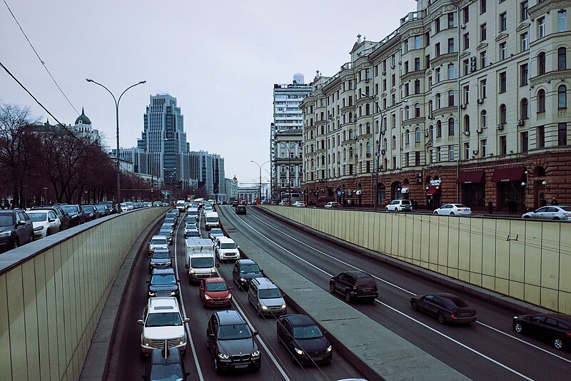 File:Moscow, Garden Ring, heavy traffic entering Mayakovka tunnel.jpg