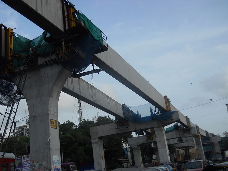 File:Mumbai monorail under construction in Chembur.JPG