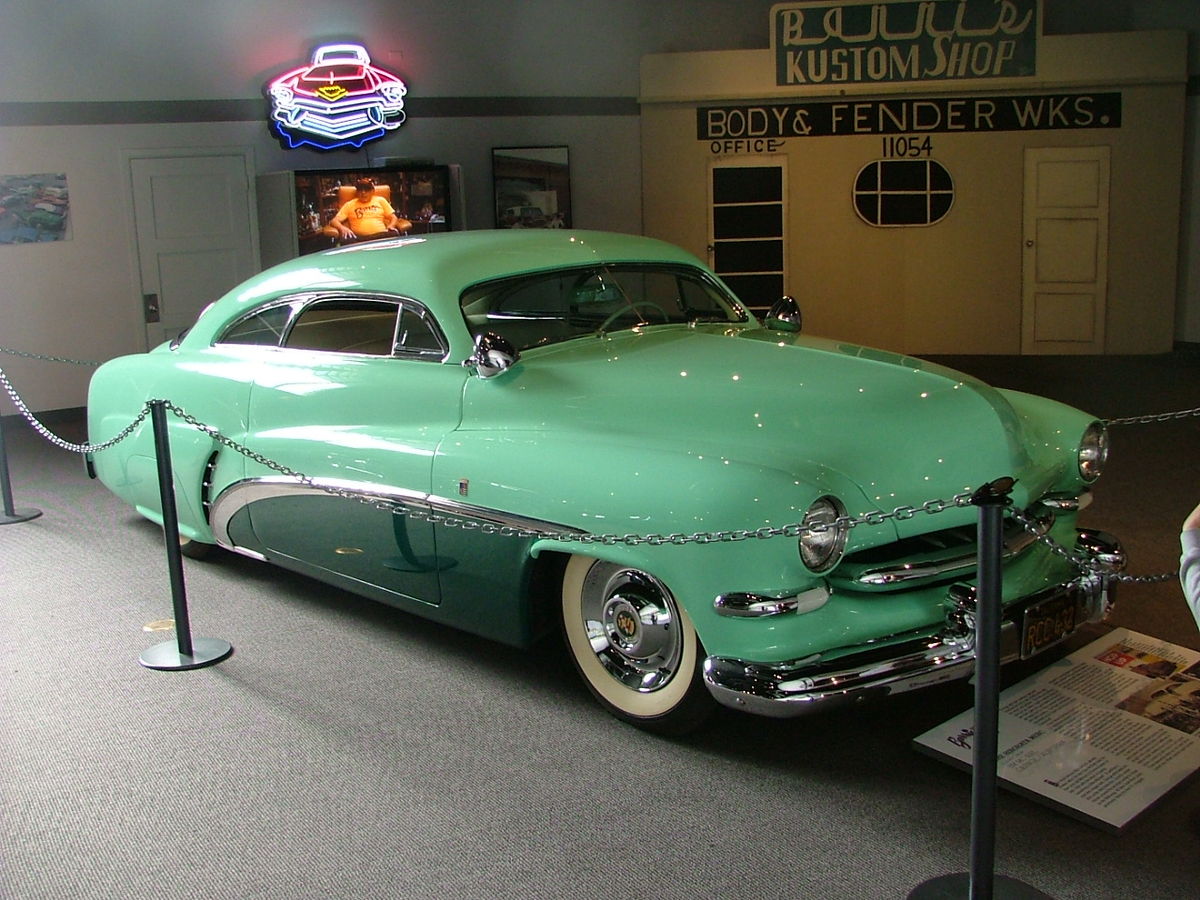 https://upload.wikimedia.org/wikipedia/commons/thumb/f/f2/NHRA_Museum.jpg/1200px-NHRA_Museum.jpg