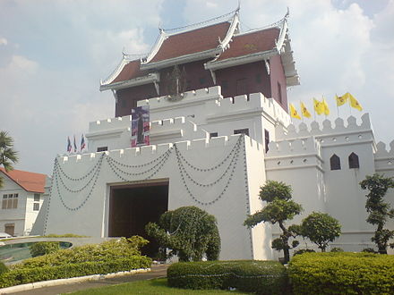 The 'Yamo Entrance' at the junction of Ratchadamnoen Rd and Hwy 224