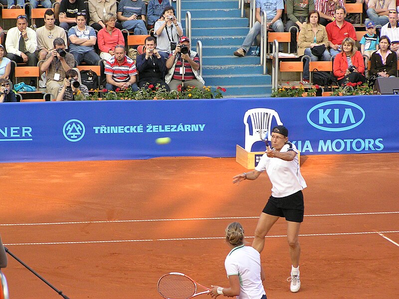 File:Navratilova-PragueOpen2006-N42.jpg