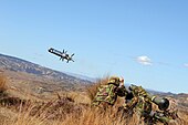 Novozélandští vojáci odpalující protitankové střely Javelin v roce 2008.jpg