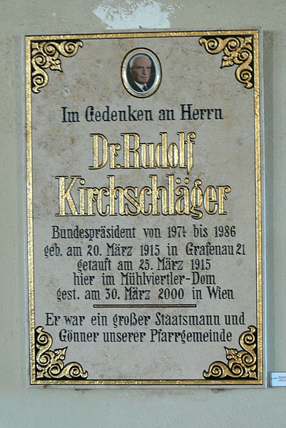 File:Niederkappel Pfarrkirche - Gedenkstein Kirchschläger.jpg