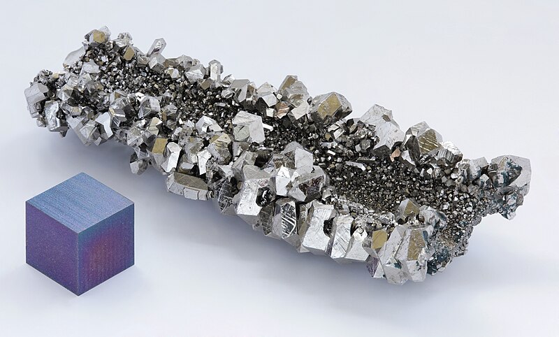 Datei:Niobium crystals and 1cm3 cube.jpg