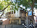 *1904-Conde del Asalto sense núimero, (avui Nou de la Rambla 108). Saló Arnau, cinematògraf.*1905-Conde del Asalto 108. Saló Arnau, cinematògraf.*1911-Conde del Asalto 108. Teatre Arnau.**Cinematògraf: La Maravilla.*1915-Conde del Asalto 106-108. Arnau (Jaume), cafè i Teatre Arnau.*1921-Conde del Asalto 108. Folies Bergere, music-hall.**Gomar (Salvador), embotits i conserves.*1935-Nou de la Rambla 108. Gomar (Salvador), bar, embotits i mariscs.**Miralles (Josep), kiosc de begudes i bar "Folies Bergér".**Zapater (Joan), kiosc de begudes, mariscs i carns fredes.**Cine Arnau.*1948-Conde del Asalto 108. Gomar (Salvador), bar.**La Chavala, embotits i marisqueria.**Fité (Agustí), kiosc de begudes i bar.**Moral (Joan), kiosc de begudes, maricsc i xurreria.**Cinematògraf Arnau.*1961-Conde del Asalto 108. Fité (Agustí), kiosc de begudes i bar.**Gomar (Salvador), bar.**Morral (Encarna), confecció nens.**Cinematògraf Arnau.**Clúa (Guillerm), bar i restaurant.**Fonda Arnau.**Retiro, bar i cafè.*2017-Nou de la Rambla 108. Floristeria Noval-Noval, plantes i flors.**Bar La Xavala.