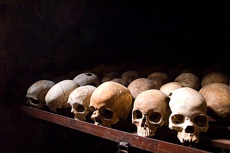Ruanda Soykırımından arda kalan kafatasları. Ruanda Soykırımı 1994 yılının Ruandasında gerçekleşmiştir. 1 milyondan fazla Tutsi ve ılımlı Hutu, aşırı Hutçular tarafından öldürülmüştür. Katliamdan sağ kalanlar Ruanda'dan ancak kaçabilmişlerdir. 20. Yüzyılın görmüş olduğu en büyük soykırımlardandır.(Üreten:Fanny Schertzer)