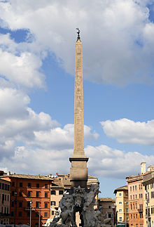 La fontana del Bernini sovrastata dall'obelisco Agonale