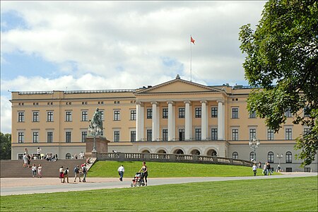 Tập_tin:Oslo_Royal_Palace_left.jpg