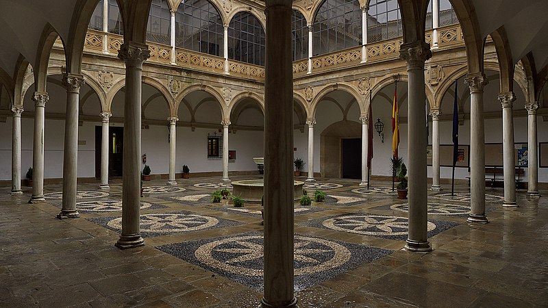 File:Palacio de las Cadenas (Úbeda, Jaén). Patio.jpg